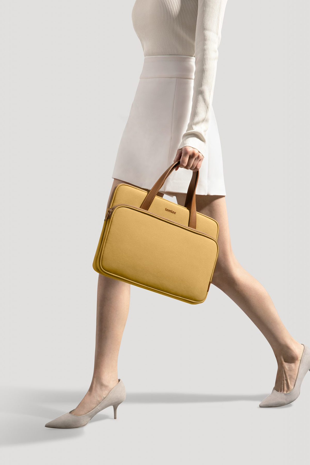 tomtoc-viet-nam-tui-deo-cheo-dung-macbook-pro-14-inch-tomtoc-h22-vang-12 Túi Đeo Chéo Tomtoc Premium Theher Shoulder Bag Macbook 13/14 (H22C1) | Tomtoc Việt Nam Phân Phối Chính Hãng