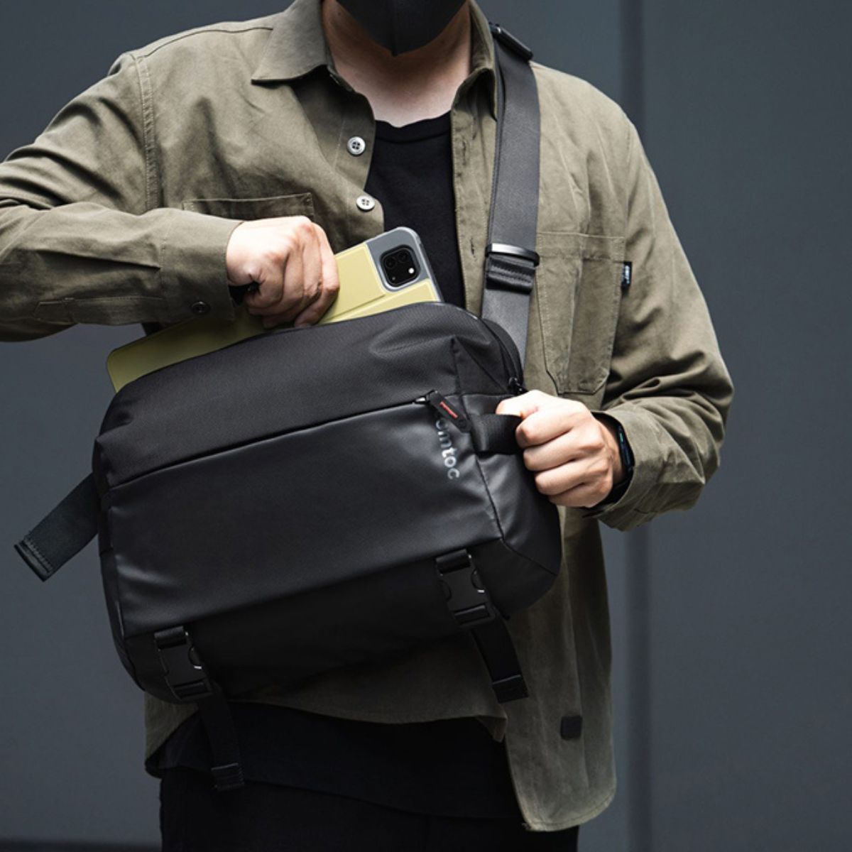 tui-deo-cheo-tomtoc-urban-codura-sling-14-inch-h02-c04-03 Tomtoc Urban Codura Sling Travel & Work 13.3/14.2-inch (H02-C04D01) | Tomtoc Việt Nam Phân Phối Chính Hãng