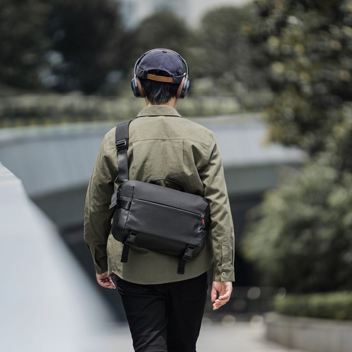 tui-deo-cheo-tomtoc-urban-codura-sling-14-inch-h02-c04-02 Tomtoc Urban Codura Sling Travel & Work 13.3/14.2-inch (H02-C04D01) | Tomtoc Việt Nam Phân Phối Chính Hãng
